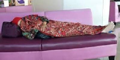 Foto Mensos khofifah Tidur di Bandara menjadi Viral di Sosmed